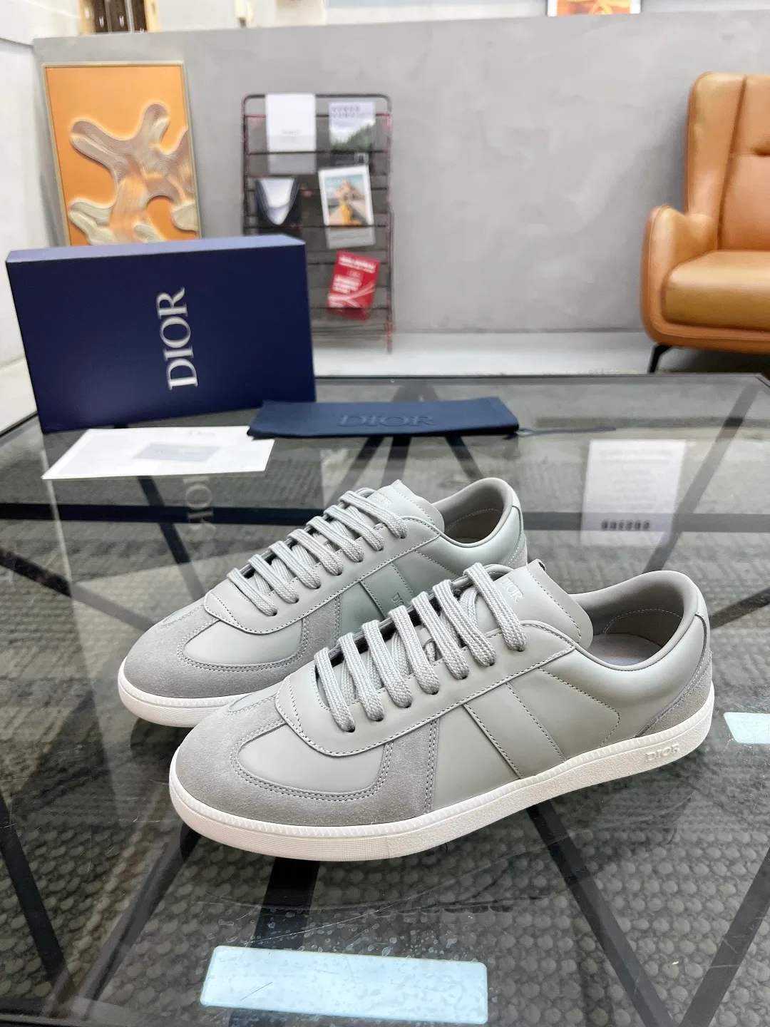 Factory price: 400💰🔍Top purchasing agent🇮🇹 Dior's super popular sneakers are available at the new counter simultaneously. The uppers are made from Italian original imported cowhide with cloth fabrics. The logo graphics are perfectly reproduced with complex craftsmanship that is necessary for fashionistas. Imported soft water-dyed cow lining and cowhide feet Sole: The original sole is specially provided by the original factory, the exclusive movable molded sole is super comfortable, the original factory follows the order, 🔍🔍high quality, you can enter and exit the counter at will, welcome to compare, the code number is 39-44 (order 38 45)